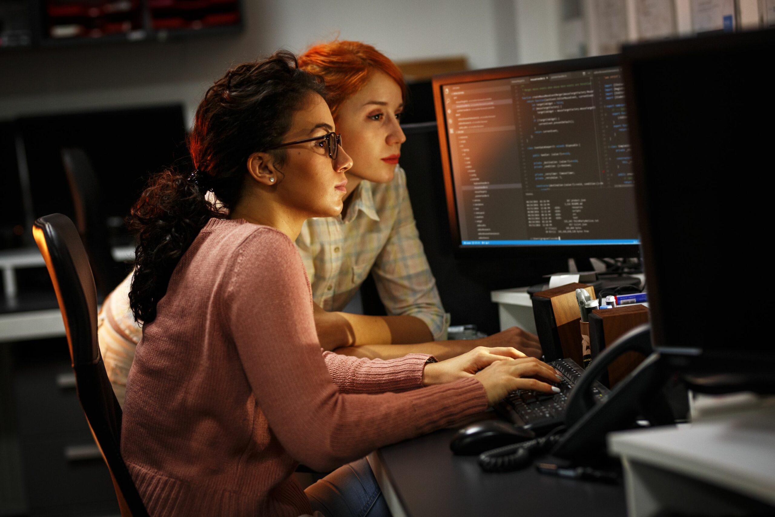 2 Frauen vor einem Computer